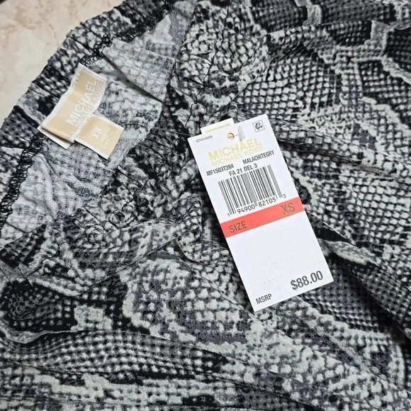 Michael Kors | Off the Shoulder Blouse | Ladies |  Black & White | Size XS - Picture 6 of 7